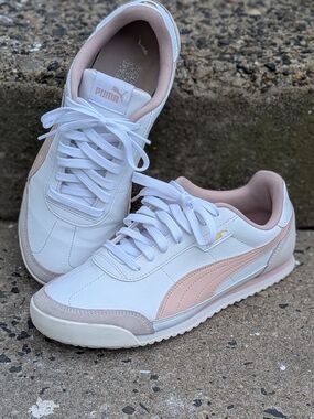 Puma Women’s White & Blush Classic Sneaker Size 9.5